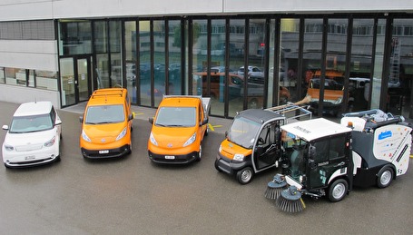 Die fünf elektrisch betriebenen Fahrzeuge, aufgereiht vor dem Werkhof