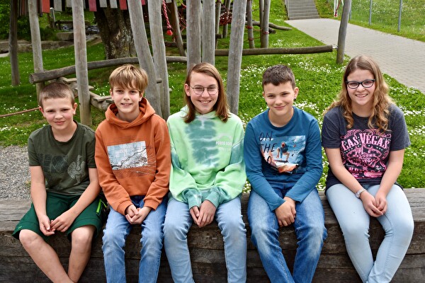 Noch in vertrauter Umgebung: die befragte Gruppe der Schülerinnen und Schüler aus dem Schulhaus Moos.