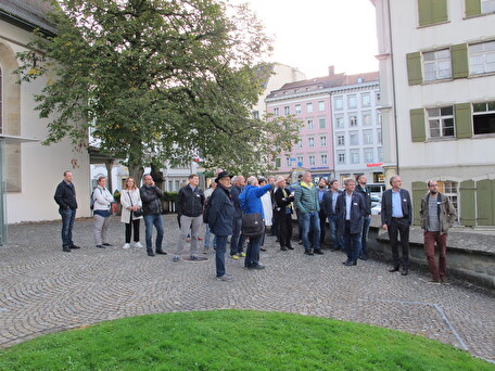 Die Parlamentsvertreterinnen und -vertreter auf der Stadtführung mit Historiker Thomas Fuchs.
