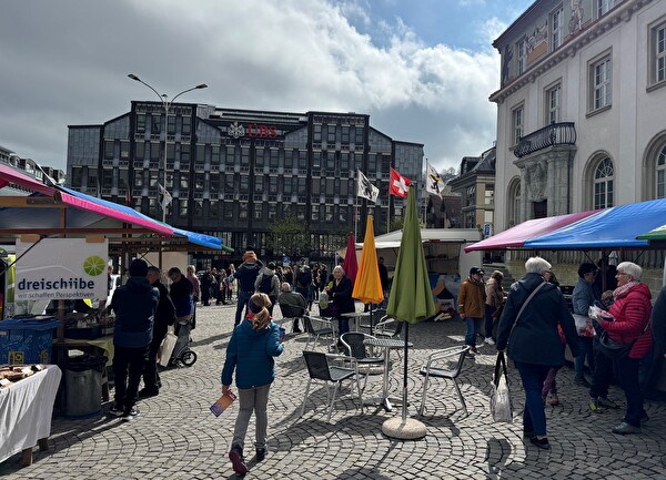 Einkaufen, verweilen und plaudern: Dies ist ab dem 11. April wieder am Wochenmarkt auf dem Obstmarkt möglich. am Wochenmarkt auf dem Obstmarkt möglich.
