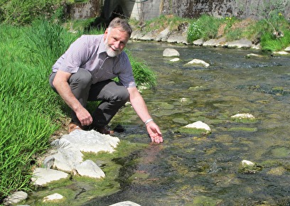 37 Jahre für einen sauberen Fluss: Hanspeter Butz an der Glatt unterhalb der Abwasserreinigungsanlage.