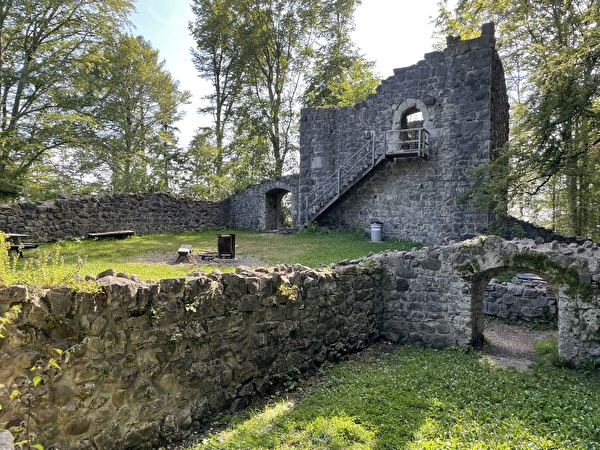 Die Burgruine Rosenburg, gemeinhin Ramsenburg genannt.