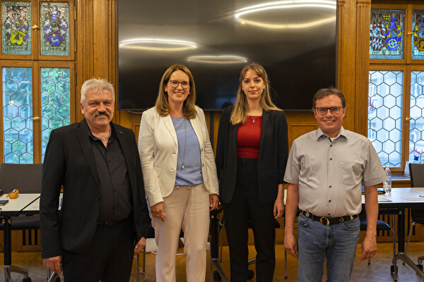 Das Büro des Einwohnerrates: Jürg Kaufmann (Vizepräsident, SVP), Jeannette Locher-Wehrlin (Präsidentin, FDP), Celia Hubmann (1. Stimmenzählerin, SP) und Roman Wäspi (2. Stimmenzähler, PU/Gewerbe) (von links. Es fehlt Jil Steiner).