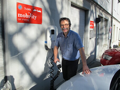 Einsatz für saubere Mobilität: Hans Jörg Blaser vor dem Elektro-Mobility-Auto, das tagsüber Gemeindeangestellten zur Verfügung steht.