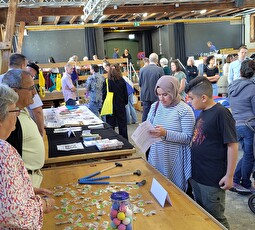 Rund 100 Neuzuzügerinnen und Neuzuzüger liessen sich das breite Angebot von über 30 Vereinen und Organisationen zeigen.