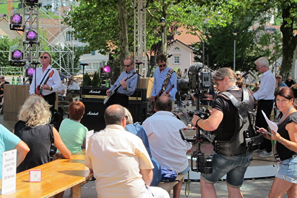 2013 probten Status Quo nachmittags ihren Auftritt in SRF bi de Lüt, 2026 werden unter anderem Trauffer und DJ Tanja La Croix auf dem Ebnet zu Gast sein – sofern Herisau am 16. Juli gegen Gais gewinnt.