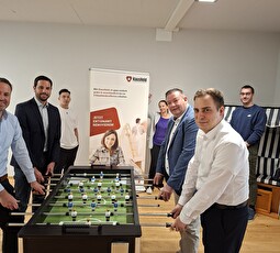 Lockerer Abschluss nach der Betriebsbesichtigung bei der Vermando AG mit Claudius Habisreutinger, CEO und Mitgründer (vorne links).