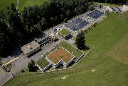Die ARA Bachwis mit der neuen Reinigungsstufe am oberen Bildrand. Daneben unter den Bäumen die Glatt. 