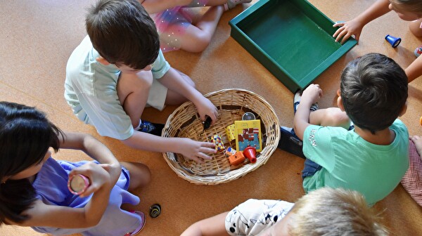 Die neuen Kindergartenkinder spielen kurz nach dem Eintreffen im Kreuzweg. 