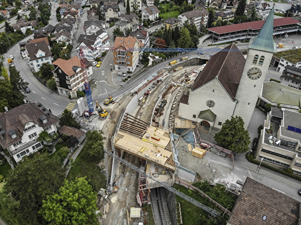 Die Schalung für die neue Brücke wird montiert. (Bild: Hanspeter Schiess Fotografie, 5. September 2022)