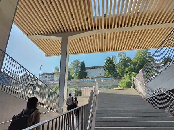 Das Zentraldach mit seiner imposanten Holz- und Betonkonstruktion überdeckt den künftigen Zentralplatz. Von dort aus können künftig alle Zug- und Busverbindungen bequem erreicht werden.