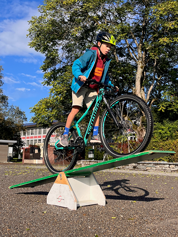 Dank den Fahrkursen lernen Schulkinder, ihr Velo zu beherrschen.