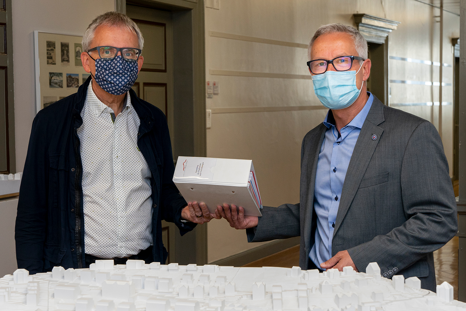 Kurt Geser übergibt die Gesetzessammlung an seinen Nachfolger