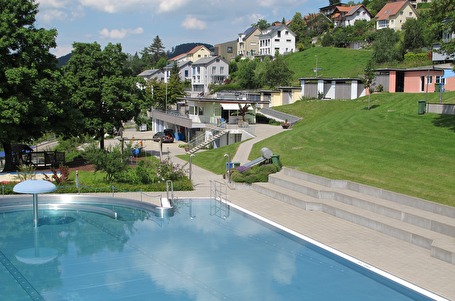 Blick von den Rutschbahnen zu den neuen Treppenanlagen und farbig gestrichenen Garderoben.