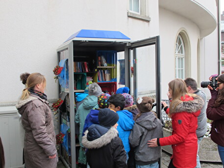 Schülerinnen und Schüler des Landhauses füllen letzte Bücher in die Bibliothek Kunterbunt.