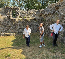 Sie inspizierten die Ruine (v.l.): Christian Stoffel, Burgenspezialist aus Malans, Fernando Hilber, Mauerwerk-Spezialist, und Hans-Ruedi Beck, kantonale Denkmalpflege AR.