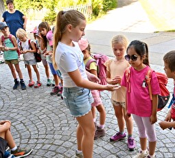 Die Erstklässlerinnen und Erstklässler erhalten einen Anhänger