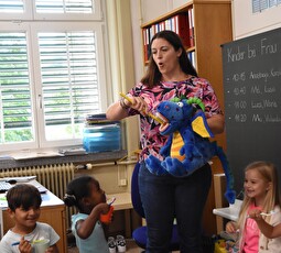 Regina Bruderer-Schnelli und Drache Eddie leiten die Kinder bei der Zahnreinigung an.