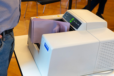 Wahlzettel in der Zählmaschine.