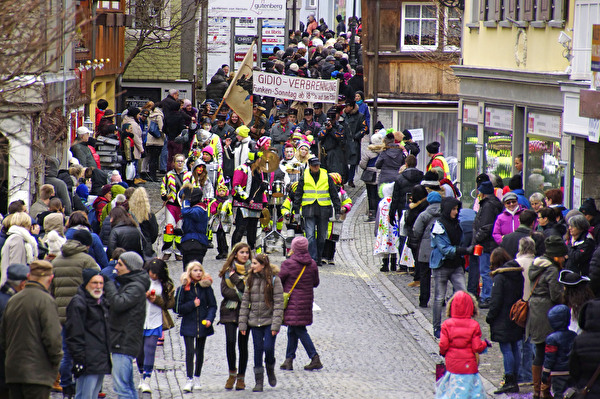 Umzug durchs Dorf