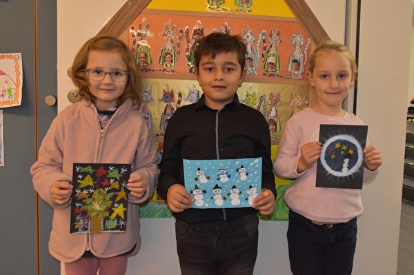 Kleine Künstler mit ihren Werken (v.l.): Adriana Hohl, Ilijas Stojanovic und Lena Braunwalder