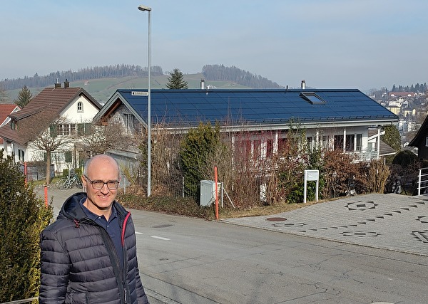 Thomas Frischknecht mit seinem energetisch sanierten Haus: «Es gibt ein gutes Gefühl, etwas für die Zukunft zu tun. Und der Komfort ist auch grösser.»