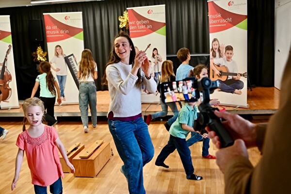 Der von Mariella Surber geleitete Kinderchor wird von Andreas Koller gefilmt.