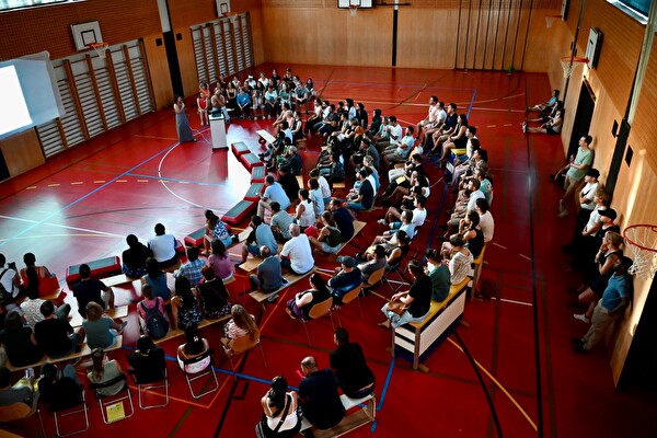 Die Eltern der Schuleinheit Waisenhaus sind zu Beginn des Abends in der Turnhalle versammelt.