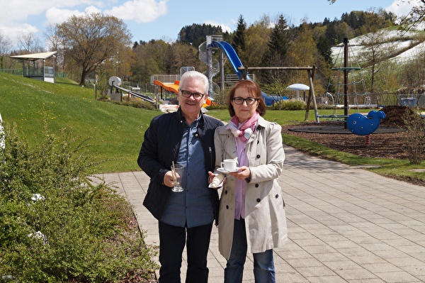 Saisonstart mit Rutschbahn-Eröffnung und Gratis-Kaffee: Robert und Maria Obrist sind bereit für den 14. Mai. 