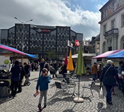 Einkaufen, verweilen und plaudern: Dies ist ab dem 11. April wieder am Wochenmarkt auf dem Obstmarkt möglich. am Wochenmarkt auf dem Obstmarkt möglich.