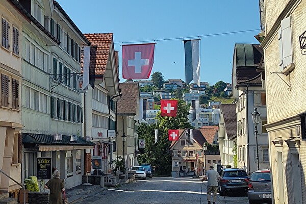 Derzeit schmücken rund 80 Fahnen die Strassen.