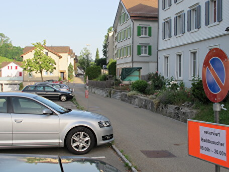 Seit Anfang Woche sind auf dem Parkplatz an der Sonnenbergstrasse rund 30 Parkplätze tagsüber für Besucherinnen und Besucher des Freibads reserviert.