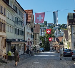 Derzeit schmücken rund 80 Fahnen die Strassen.