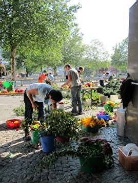 Keine Viehschau ohne Blumenschmuck: Die Landfrauen beim Vorbereiten.