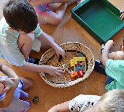 Die neuen Kindergartenkinder spielen kurz nach dem Eintreffen im Kreuzweg. 