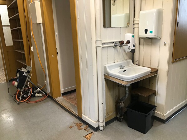 Im Wohnheim Kreuzstrasse müssen Böden, Wände und Installationen nach 30-40 Jahren Gebrauch saniert werden.