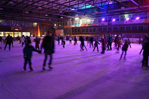 Kurven drehen im Partylicht an der Eisdisco im Sportzentrum Herisau.