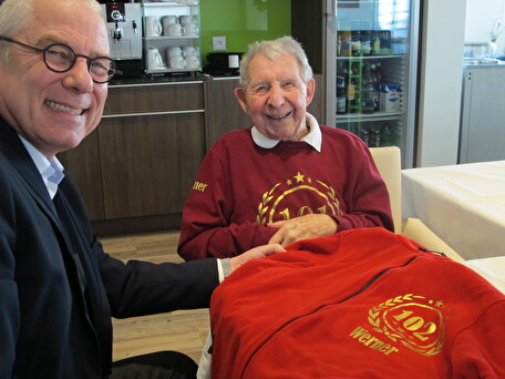 Werner Knöpfel wünscht sich jeweils einen Pullover mit seinem Alter als Geburtstagsgeschenk.