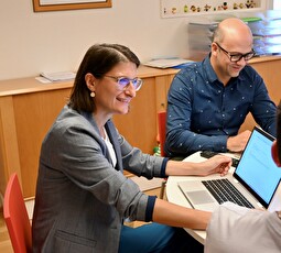 Silvia Diem in den Räumlichkeiten der Schulleitung – rechts Abteilungsleiter  Alex Porta.