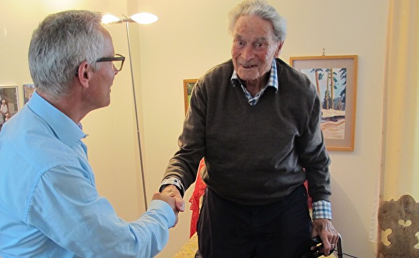 Gemeindepräsident Kurt Geser gratuliert Ernst Kuhn zum 103 Geburtstag.