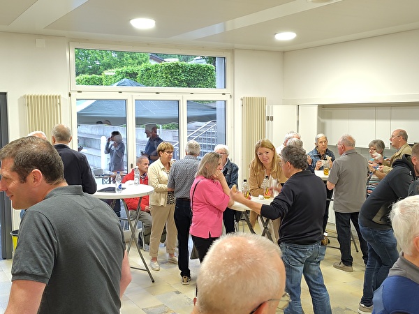 Gemeinderat bi de Lüt: Einwohnerinnen und Einwohner aus dem Einzugsgebiet rund ums Schulhaus Langelen diskutieren mit dem Gemeinderat in lockerer Atmosphäre.