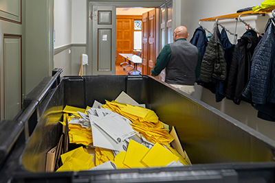 Leere Abstimmungs- und Wahlzettelcouverts nach dem Auspacken der Wahlunterlagen.