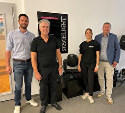Besuch beim innovativen Herisauer Gewerbe: Neben Geschäftsführer Peter Lemmenmeier (2.v.l.) arbeiten auch seine Kinder Kim und Jan (nicht auf dem Foto) bei der Stagelight AG. Links auf dem Bild Marco Forrer und rechts Glen Aggeler vom Ressort Volkswirtschaft. 