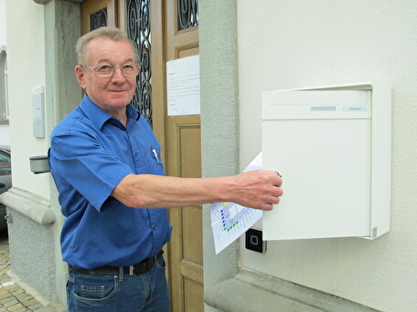 Walter Stricker beim Leeren eines Gemeindebriefkastens.