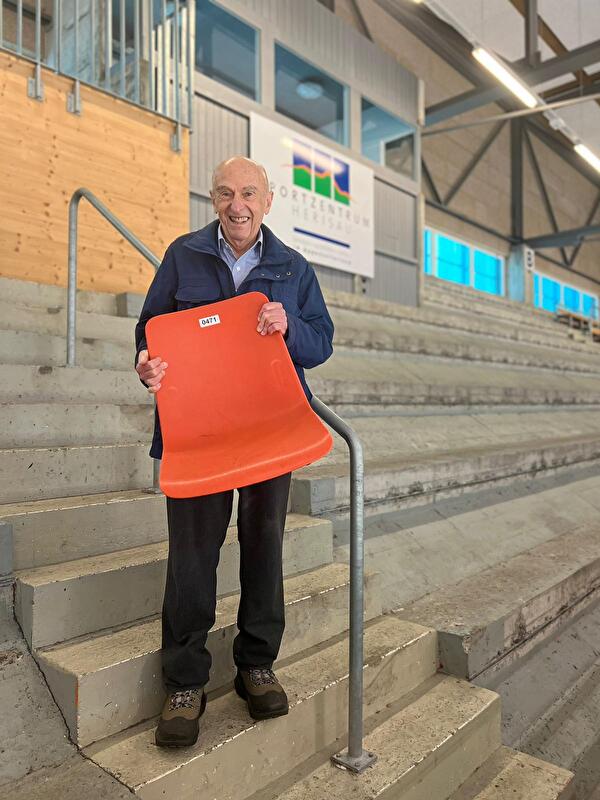 Alt Bundesrat Hans-Rudolf Merz mit dem Sitz Nummer 471, der über 50 Jahre lang sein Stammplatz in der Eishalle war.