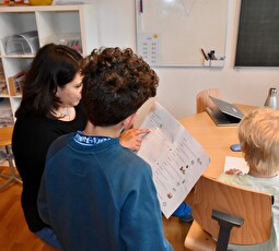 Noemi Waldburger unterstützt zwei Kinder in der Wilen-Wolke.