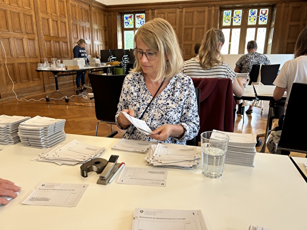 Als Weibelin leistet Tatjana Frischknecht auch logistische sowie organisatorische Unterstützung bei Wahlen und Abstimmungen.