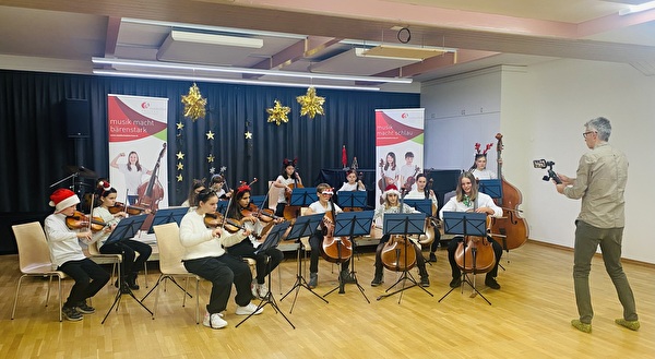 Musikschulleiter Andreas Koller macht Bild- und Tonaufnahmen für den Adventskalender.