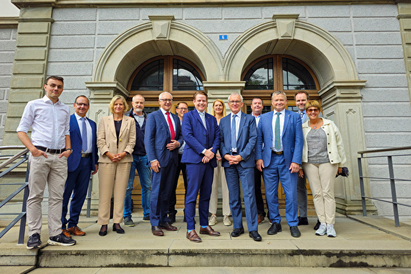 Die Mitglieder der Ausserrhoder Regierung und des Herisauer Gemeinderates vor dem Herisauer Gemeindehaus.