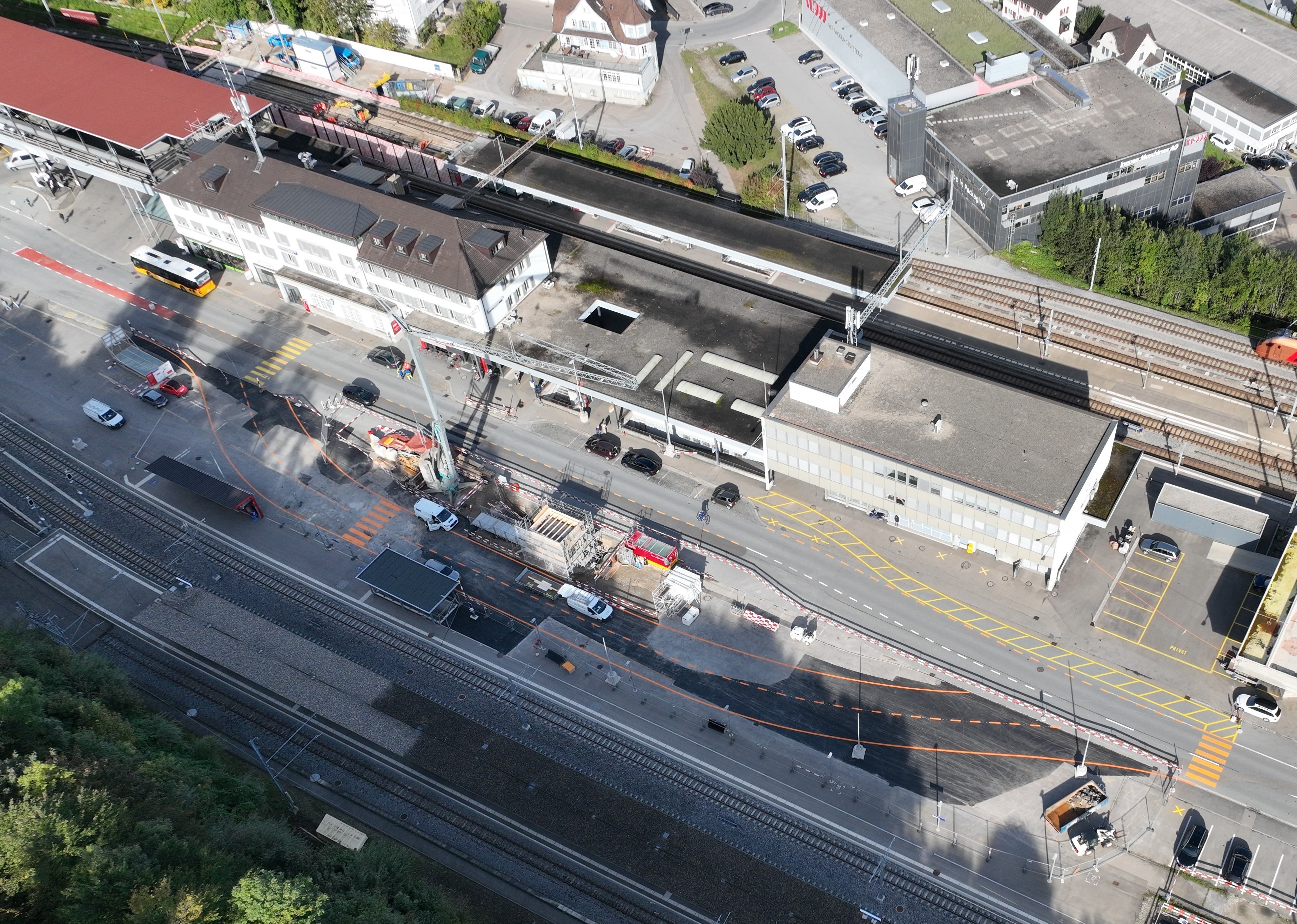 Orange die Markierung für die umzulegende Güterstrasse, in der Bildmitte beim Kran der neue Liftschacht.